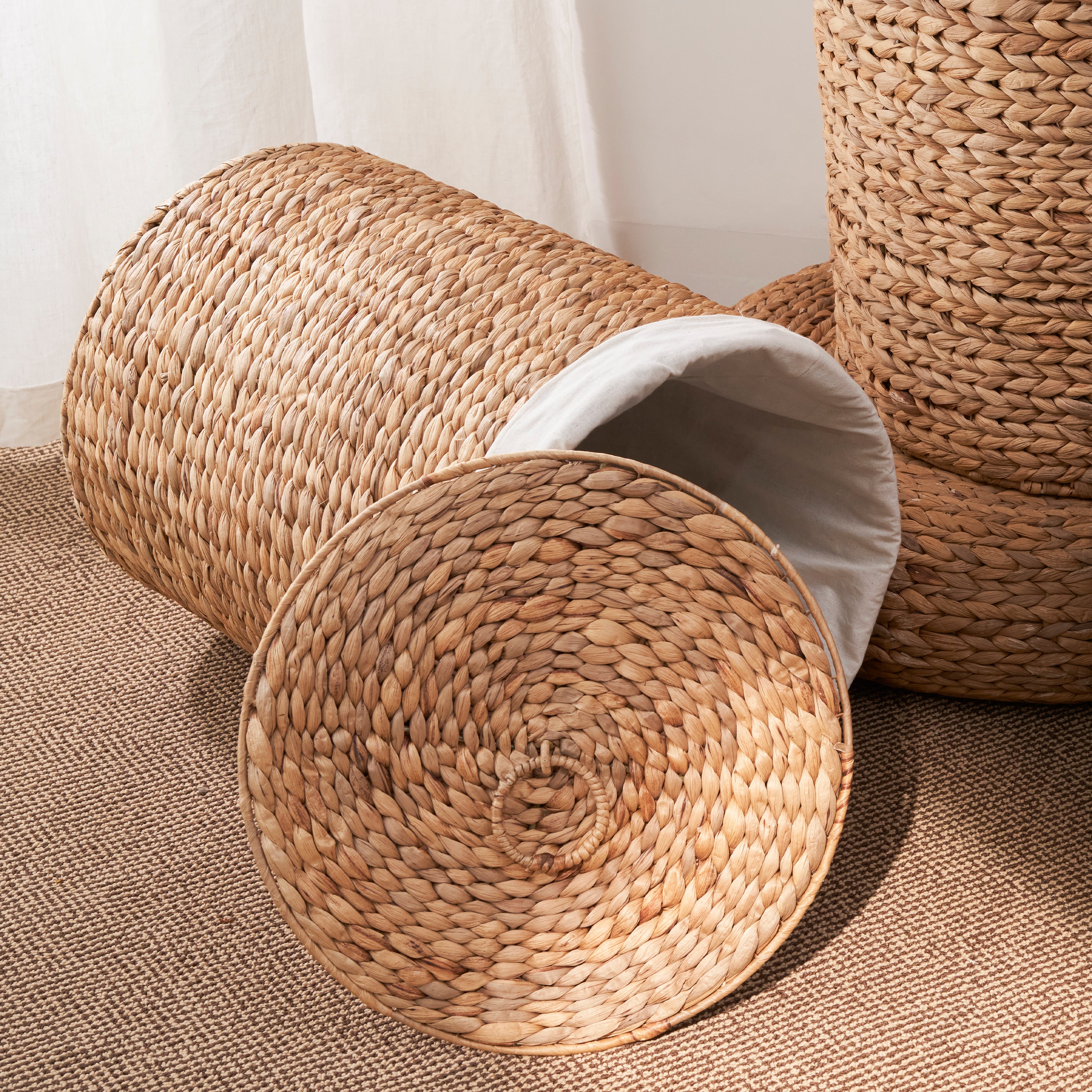 Ludmilla Tall Round Water Hyacinth Laundry Hamper with Lid – Handwoven Wicker Clothes Basket with Removable Liner for Bedroom& Home Storage, Natural Brown, 15" x 15" x 20"